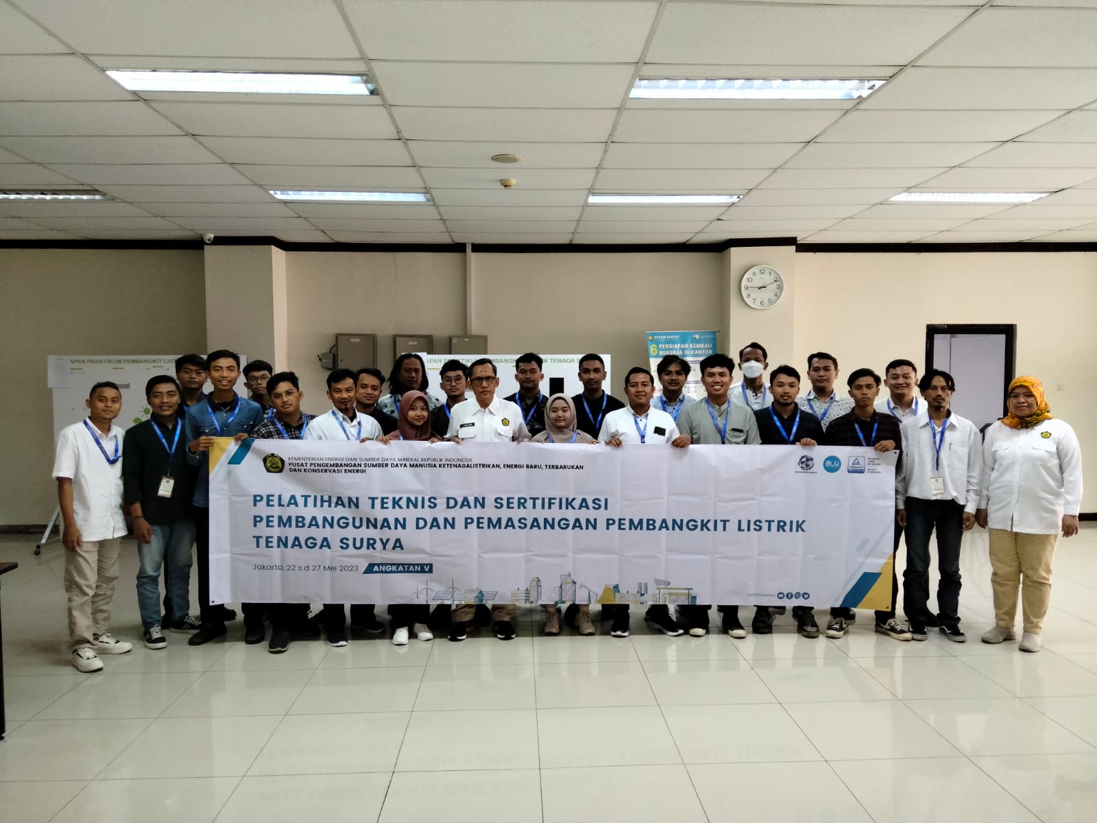 Masyarakat Provinsi Jawa Timur Ikuti Pelatihan dan Uji Kompetensi Bangsang PLTS Secara Gratis